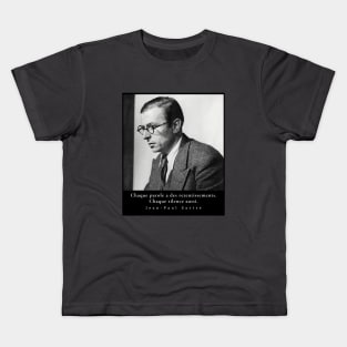 Sartre portrait and  quote: Chaque parole a des retentissements. Chaque silence aussi. Kids T-Shirt